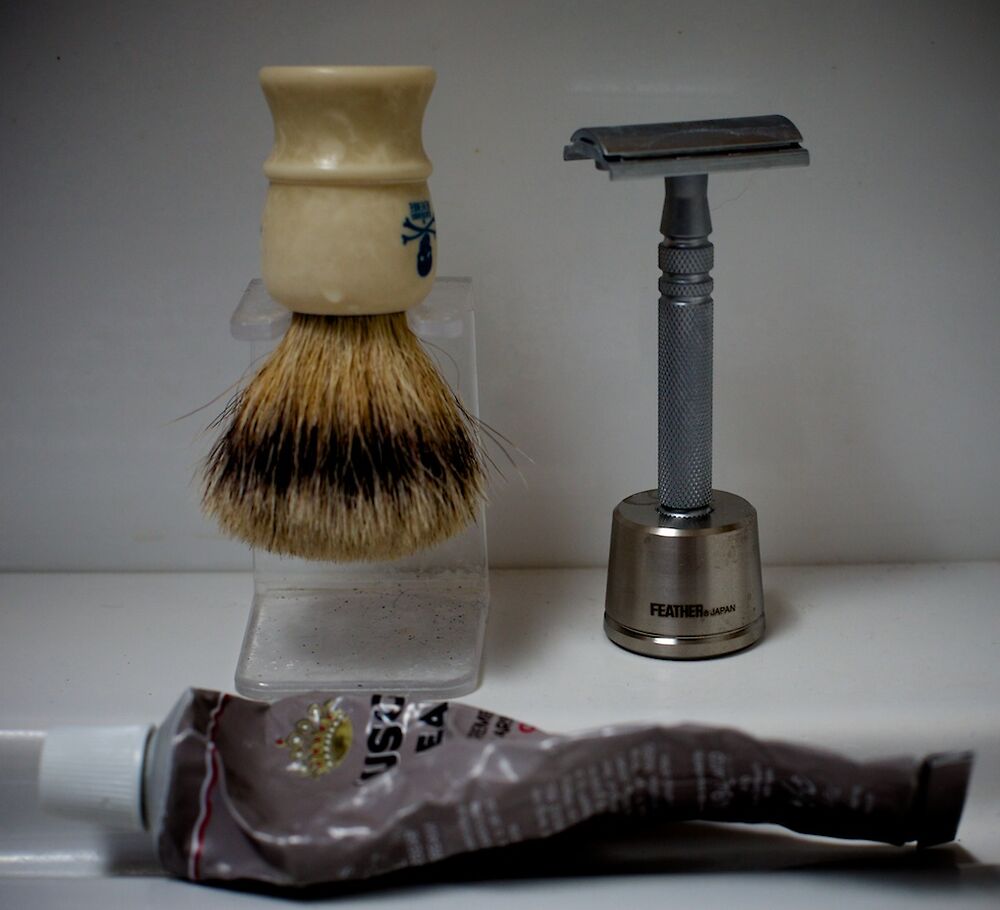 Using The Feather Stainless Steel De Razor