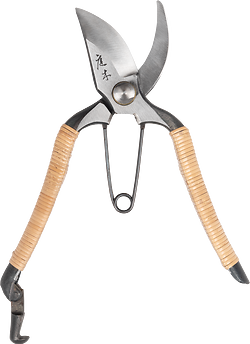 Niwaki Rattan 180 Secateurs (open)