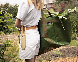 Niwaki Leafbag filled to the brim with Hori Hori for good measure