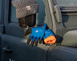 Niwaki Winter-Gloves with a Woolly Hat on a frost Landrover