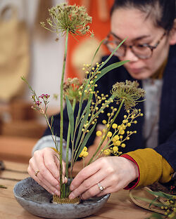 Ai Jones using a Niwaki Kenzan to create an Ikebana inspired flower display